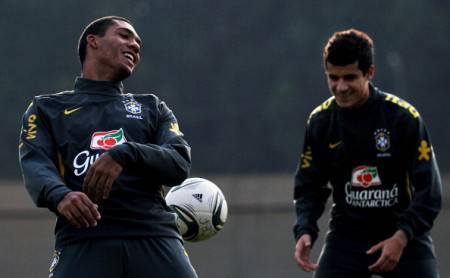 Juan Jesus scherza con Coutinho (Getty Images)