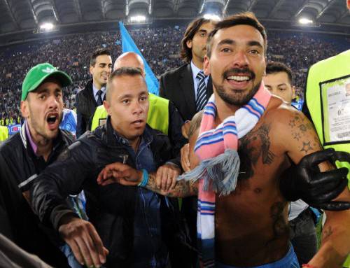 Ezequiel Lavezzi festeggiato dopo la vittoria della Coppa Italia (Getty Images)