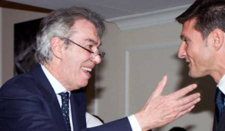 Moratti saluta il suo capitano. "Ma è umano o bionico?", sembra pensare il patron