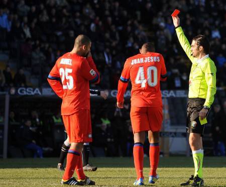 L'espulsione di Juan Jesus. Nella foto, l'arbitro Giannoccaro e Samuel (Getty Images)