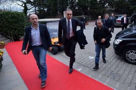 Sneijder e la dirigenza del Galatasaray (facebook Galatasaray)