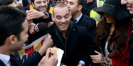 Wesley Sneijder e sua moglie Yolanthe a Istanbul (ntvspor.net)