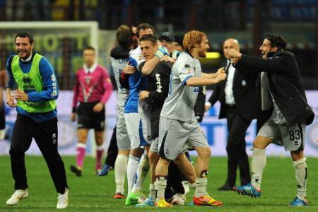I giocatori dell'Atalanta festeggiano la vittoria al 'Meazza' (Getty Images)