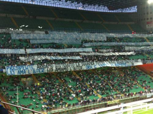 Il mega striscione della Curva Nord