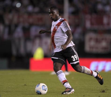 Balanta con la maglia del River Plate