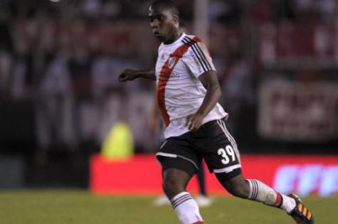 Balanta con la maglia del River Plate