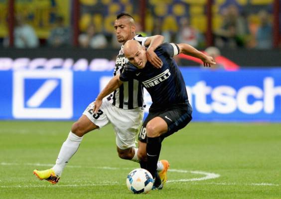 Cambiasso contro Vidal (Getty Images)