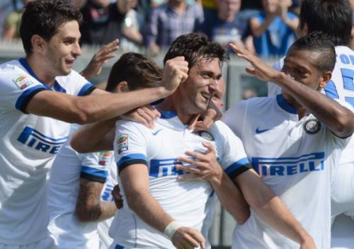 Milito festeggiato dai suoi compagni (Getty Images)