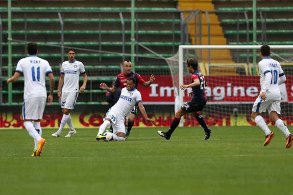 Rolando anticipa Nainggolan (Inter.it)