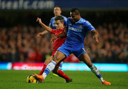 Obi Mikel in contrasto su Coutinho