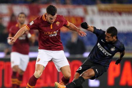 Strootman e Guarin in contrasto (Getty Images)