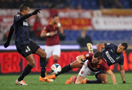 Juan Jesus e Guarin circondano Strootman (Getty Images)