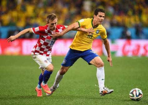 Hernanes in azione