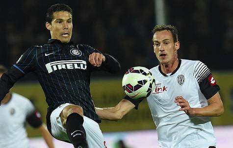 Hernanes in azione