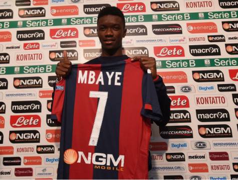 Mbaye con la maglia del Bologna (bolognafc.it)