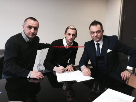 Brozovic firma il contratto (gianlucadimarzio.com)