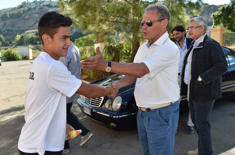 Maurizio Zamparini stringe la mano a Paulo Dybala