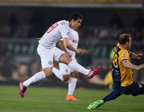 Hernanes in azione