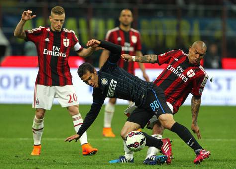 Hernanes in azione nel derby