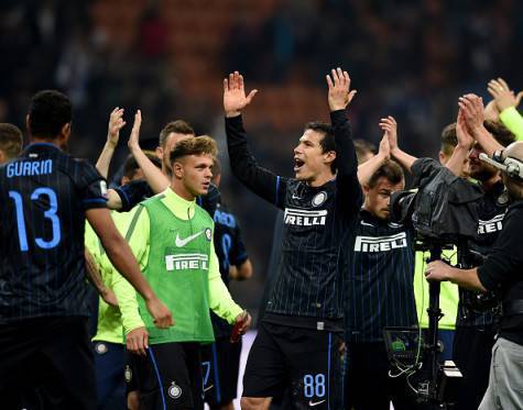 I giocatori dell'Inter festeggiano il successo sulla Roma