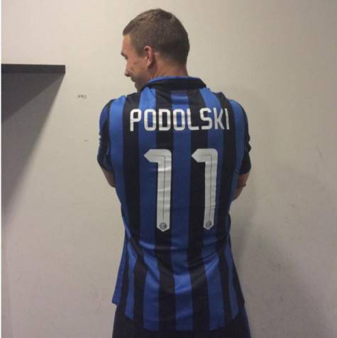 Podolski con la nuova maglia dell'Inter