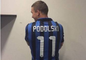 Podolski con la nuova maglia dell'Inter