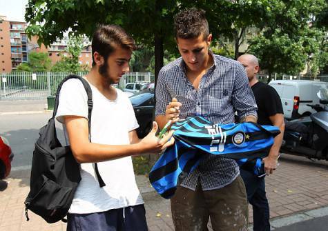 Stevan Jovetic mentre firma un autografo