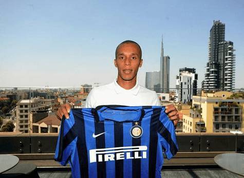 Joao Miranda posa con la maglia dell'Inter (Inter.it)