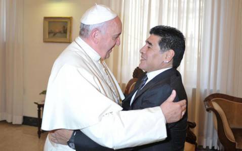 Il Papa abbraccia Maradona