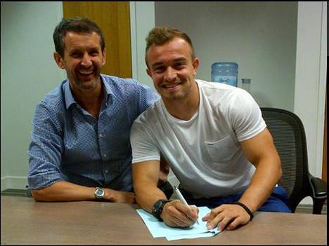 Shaqiri con Tony Scholes, Chief Executive dello Stoke City (stokecityfc.com)