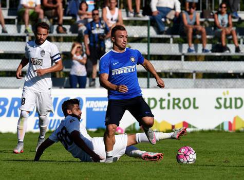 Xherdan Shaqiri in azione contro l'Al-Ahli