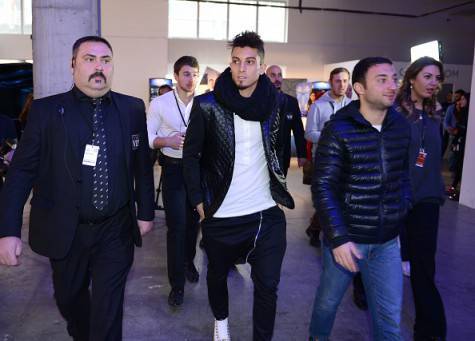 Alex Telles al centro della foto