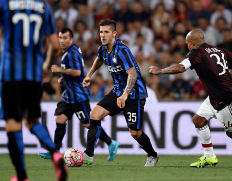 Jovetic contro de Jong nel derby del trofeo Tim