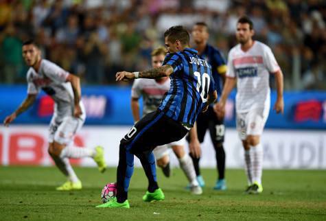 Stevan Jovetic segna su rigore il gol che 'stende' il Carpi - Getty Images