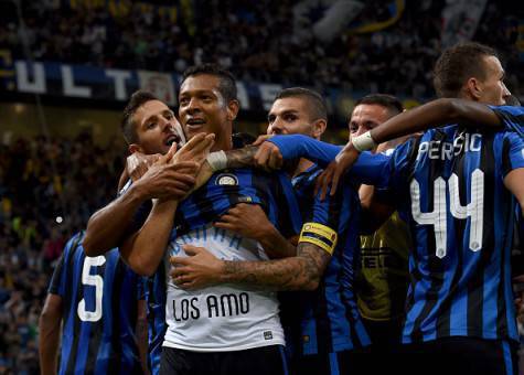 Fredy Guarin festeggiato dai compagni dopo il gol nel derby