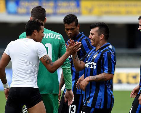 Gary Medel dà il 'cinque' a Miranda dopo Chievo-Inter 0-1