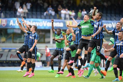 I giocatori dell'Inter festeggiano la vittoria contro il Chievo