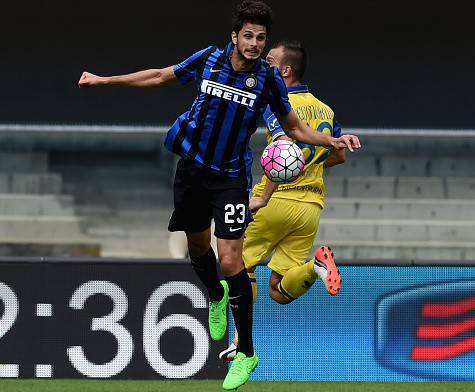 Andrea Ranocchia in azione contro il Chievo