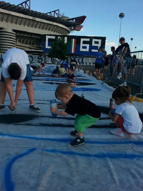 I bambini nerazzurri preparano lo striscione che esporrà la Curva (foto 'curvanordmilano.net')