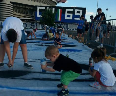 I bambini nerazzurri preparano lo striscione che esporrà la Curva (foto 'curvanordmilano.net')