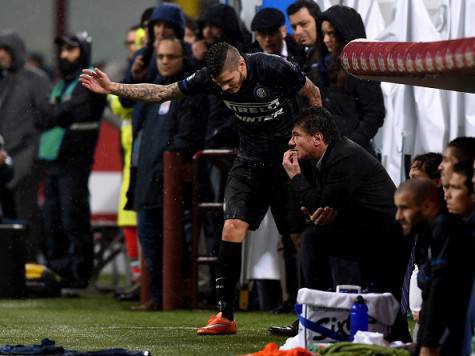 Icardi parla con Mazzarri, quando il tecnico sedeva sulla panchina dell'Inter