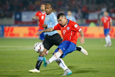 Gary Medel in azione con la maglia del Cile