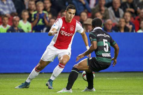 Anwar El Ghazi in azione con la maglia dell'Ajax