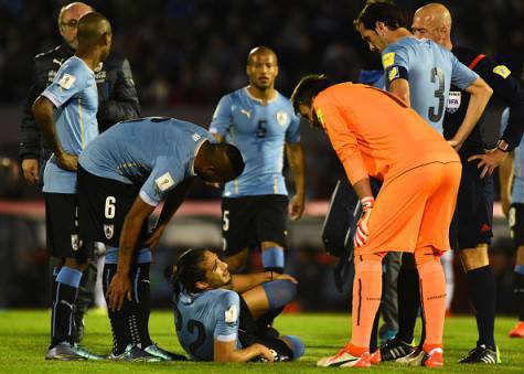 Uruguay-Colombia, Caceres a terra dopo il fallo di Cuadrado