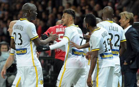 Boufal festeggiato dai compagni