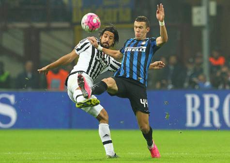 Perisic contro Khedira in Inter-Juventus di campionato ©Getty Images