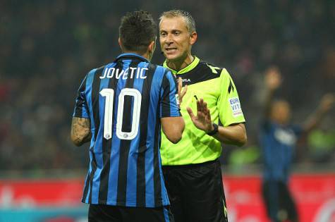 Jovetic discute con l'arbitro Valeri (Getty Images)