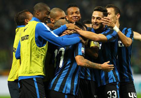 Inter-Roma 1-0, Medel festeggiato dopo il gol