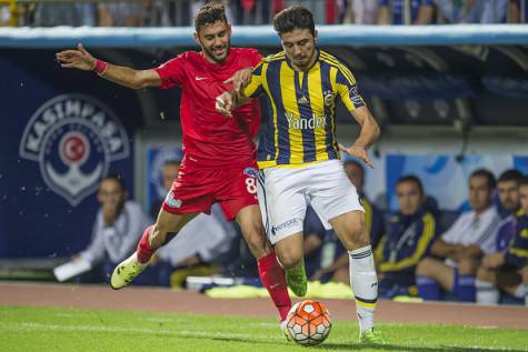 Ozan Tufan con la maglia del Fenerbahce