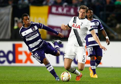 Youri Tielemans contro Jan Vertonghen in Tottenham-Anderlecht